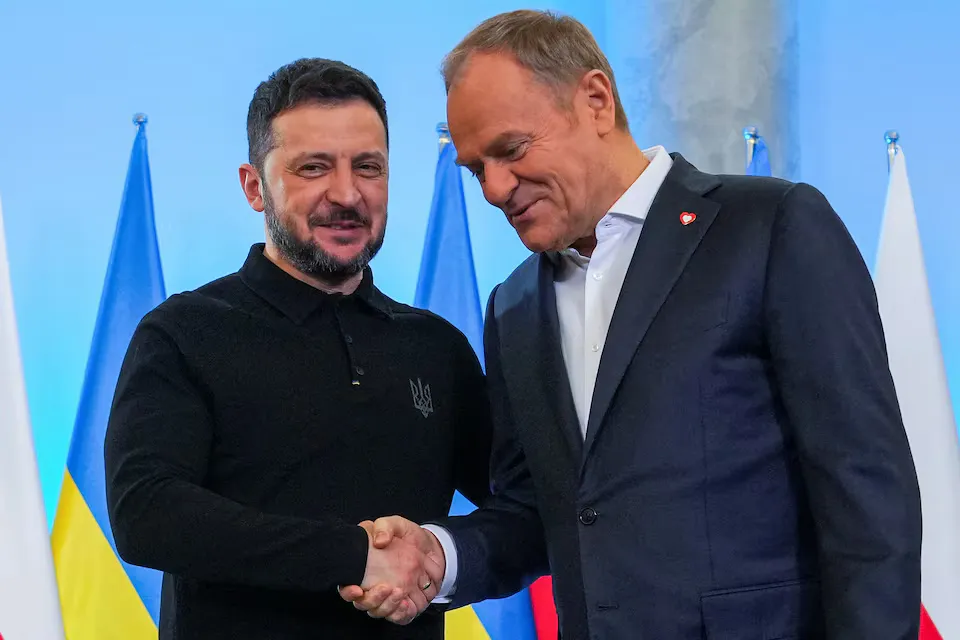 Президент України Володимир Зеленський і прем’єр-міністр Польщі Дональд Туск потискають один одному руки під час зустрічі в канцелярії прем’єр-міністра у Варшаві, Польща, 15 січня 2025 року